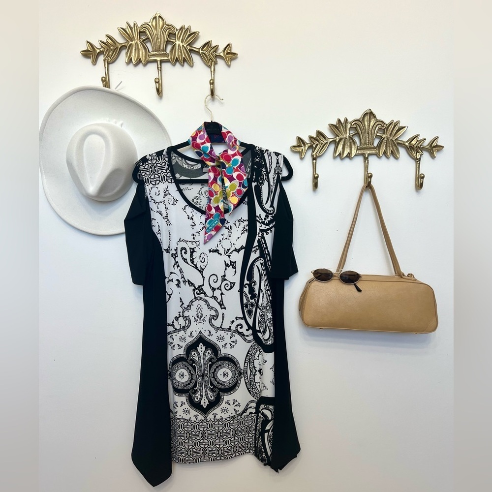 Contemporary unique boutique tunic L ptp 22” l 35”